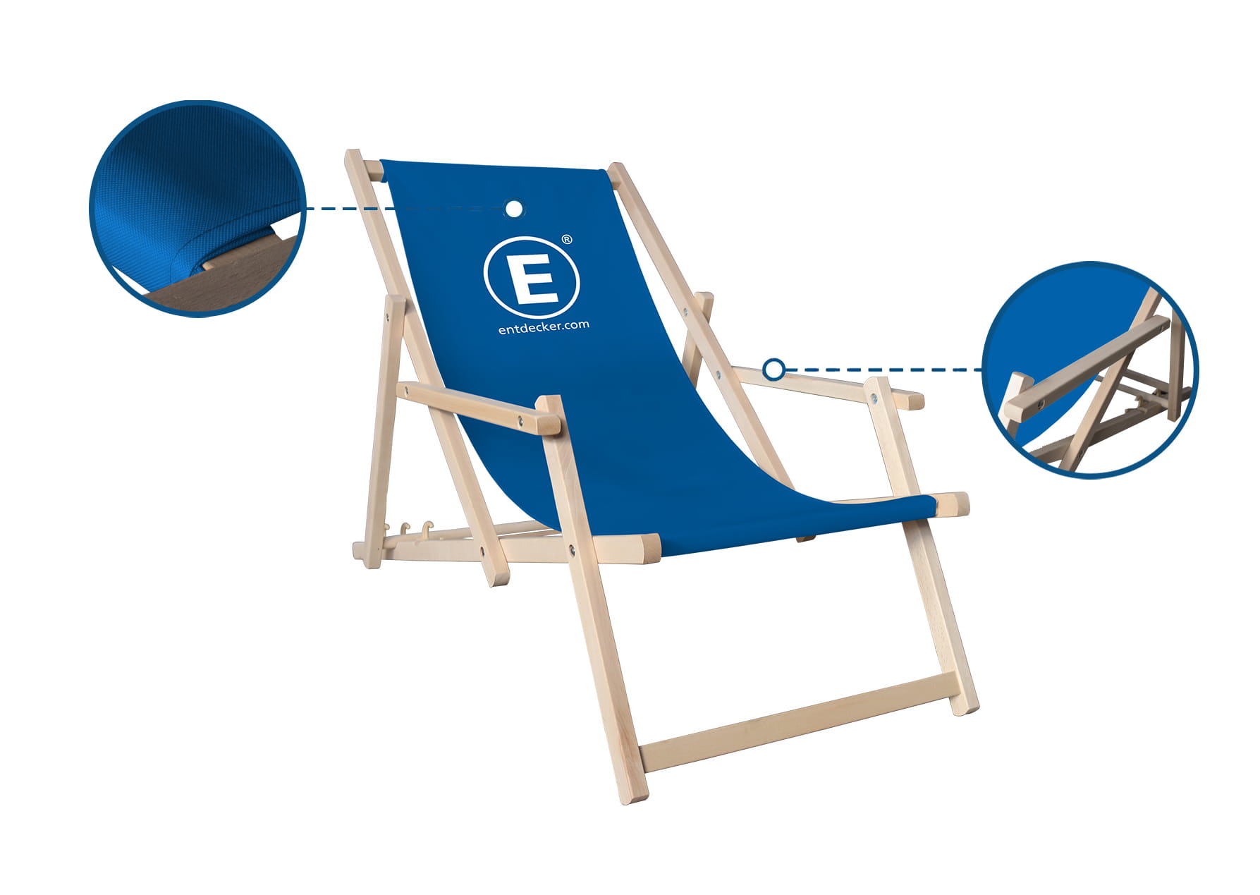 Detailansicht des Liegestuhls Sd mit blauer Bespannung und Holzrahmen, zeigt Armstützen und Logo von ENTDECKER.