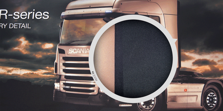 Detailansicht der Druckqualität eines Scania R-Serie Lkw mit scharfen Druckdetails.