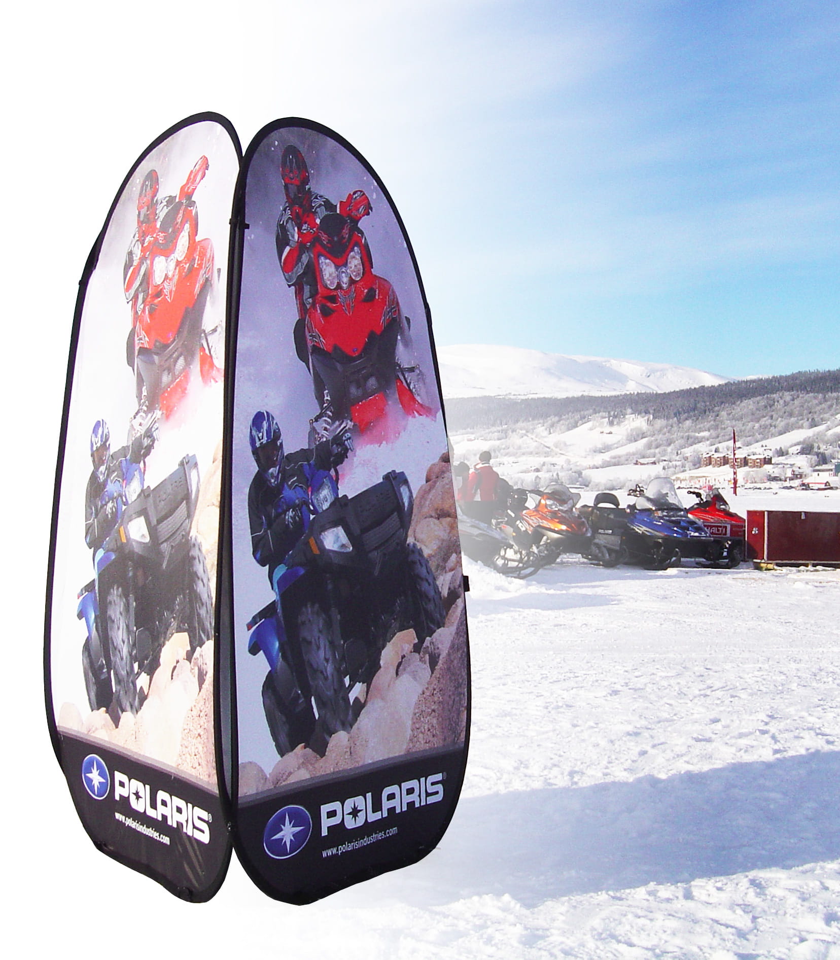 Werbesäule Quicktower Large Polaris mit Bildern von ATV-Fahrern im Schnee.