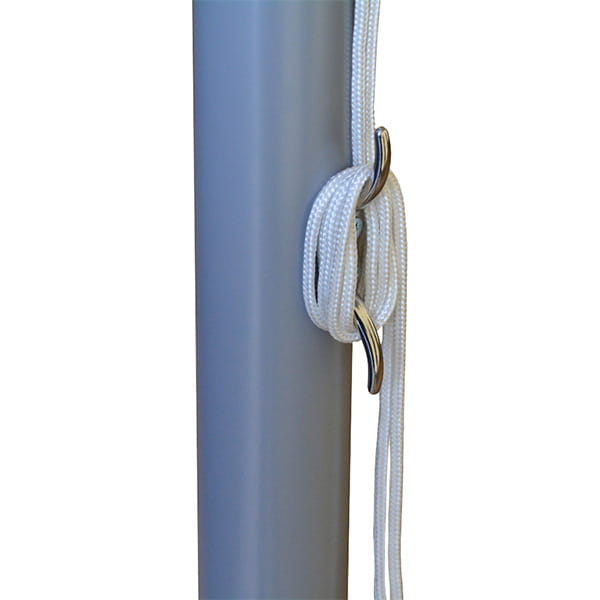 Detailansicht der Seilbefestigung eines Sonnenschirms mit Metallringen und weißen Seilen.