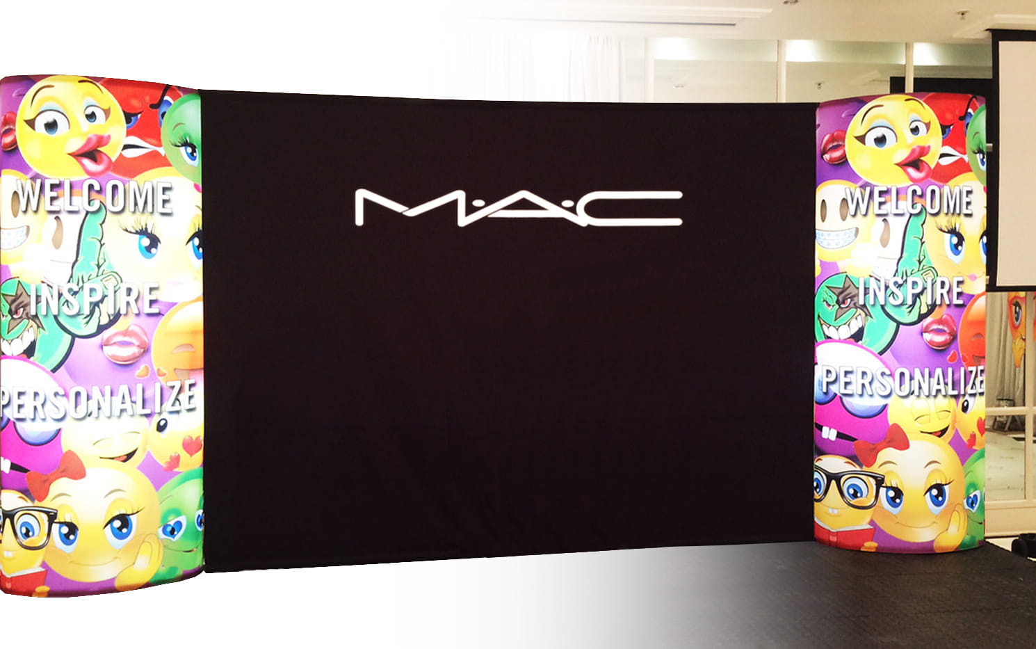 Messestand von Easy360 für MAC Cosmetics mit bunten Säulen und dem Logo von MAC.