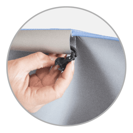 Detailansicht der Querstange des Produkts Easywall Flex von ENTDECKER, mit einer Hand, die eine Halterung hält.