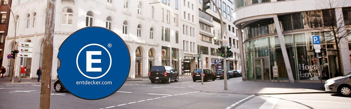 Werbedisplay Easydisc Flex Stadt an einer Straßenecke mit modernen Gebäuden und Verkehr.