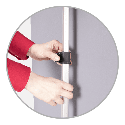 Detailansicht der Easywall Flex Teleskopstange mit einer Hand, die einen Halter an der Stange anbringt.