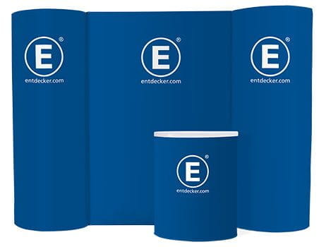 Messestand Easy360 komplettes Set in Blau mit dem Logo von ENTDECKER, bestehend aus einem großen Hintergrund und einem kleinen Tisch.