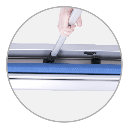 Detailansicht des Easywall Flex mit einem Handgriff, der eine blaue Oberfläche hält.