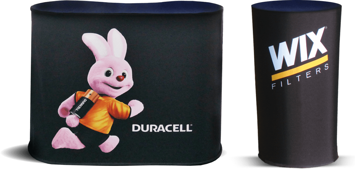 Tisch mit Duracell-Maskottchen und Wix Filters-Logo, beides auf einem Stand.