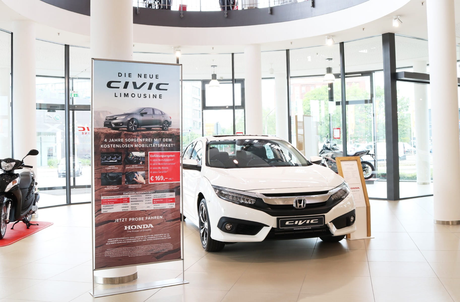 Roll-Up Easymag Stand von Honda mit Werbung für die neue Civic Limousine im Autohaus.