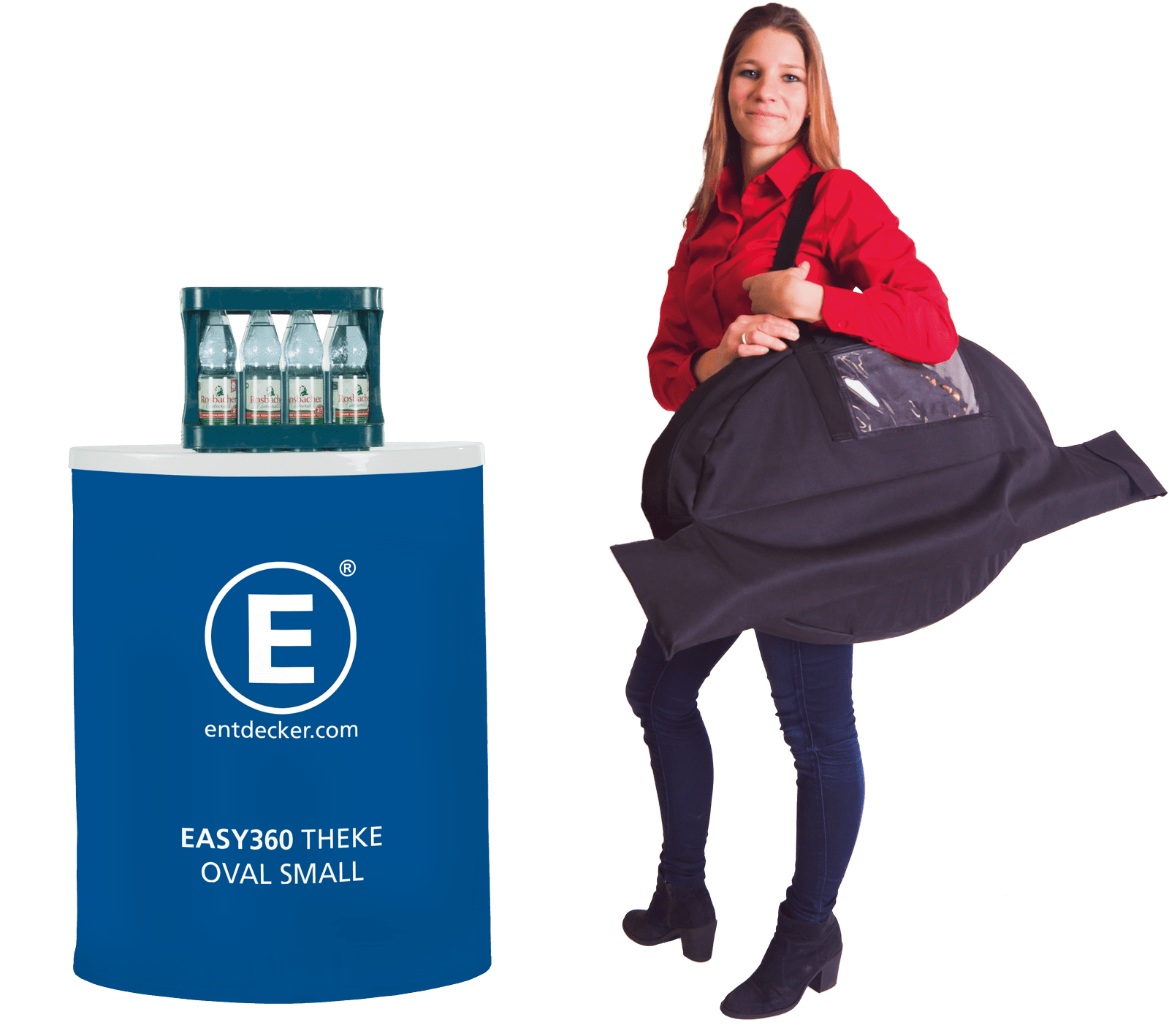 Eine Frau in rotem Hemd trägt eine schwarze Tasche und steht neben einem ovalen Messestand mit dem Logo von ENTDECKER und Wasserflaschen.
