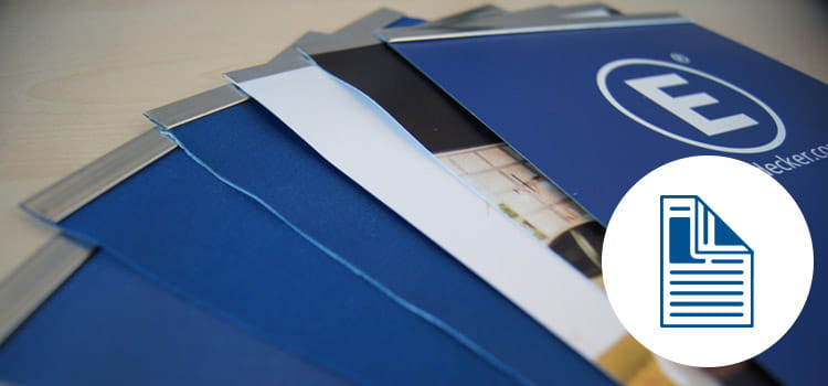 Roll Up Easymag Stand Muster mit mehreren Informationsblättern in blauer Farbe, sichtbar sind die Kanten und das Logo von ENTDECKER.