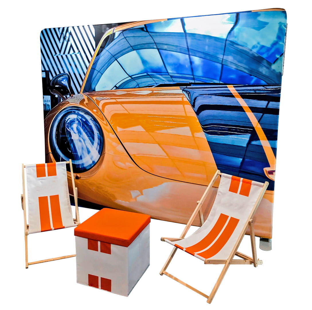 Zipper Wall mit einem Bild eines orangefarbenen Autos, zwei Liegestühlen mit orange-weißen Streifen und einem orangefarbenen Hocker.