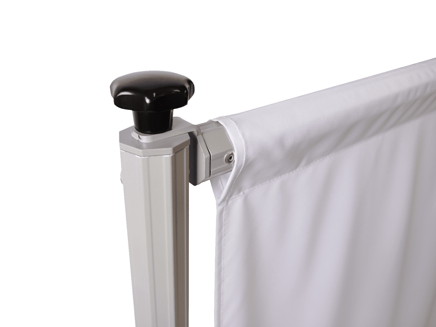 Nahaufnahme des Gestells der Rennsportbande mit einem schwarzen Knopf und einem weißen Banner.