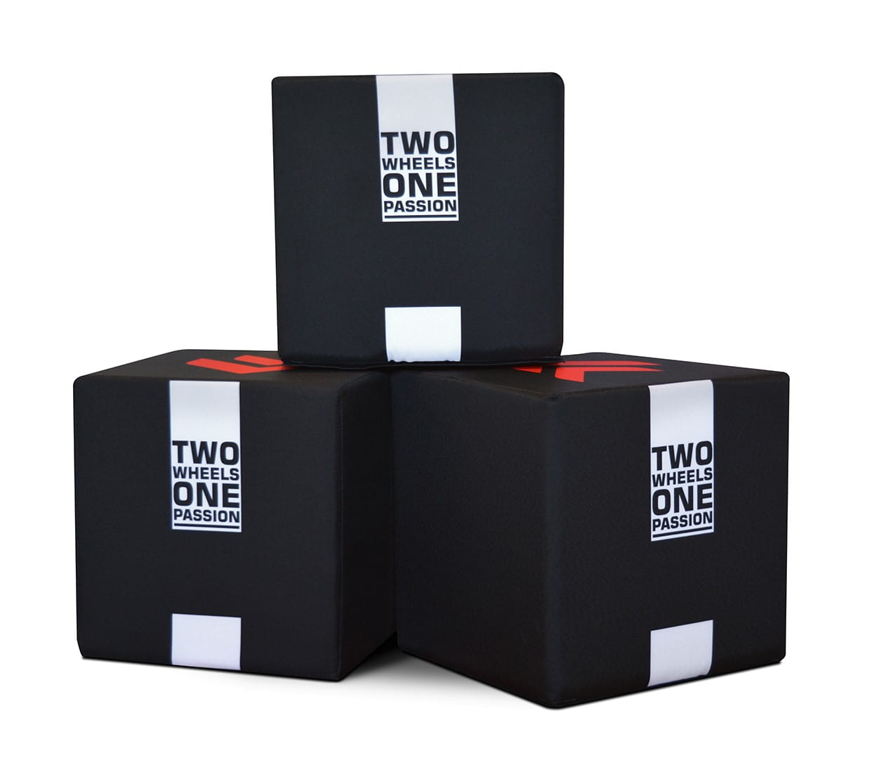 Drei schwarze Sitzwürfel aus Polyester mit dem Aufdruck 'TWO WHEELS ONE PASSION' auf der Vorderseite.