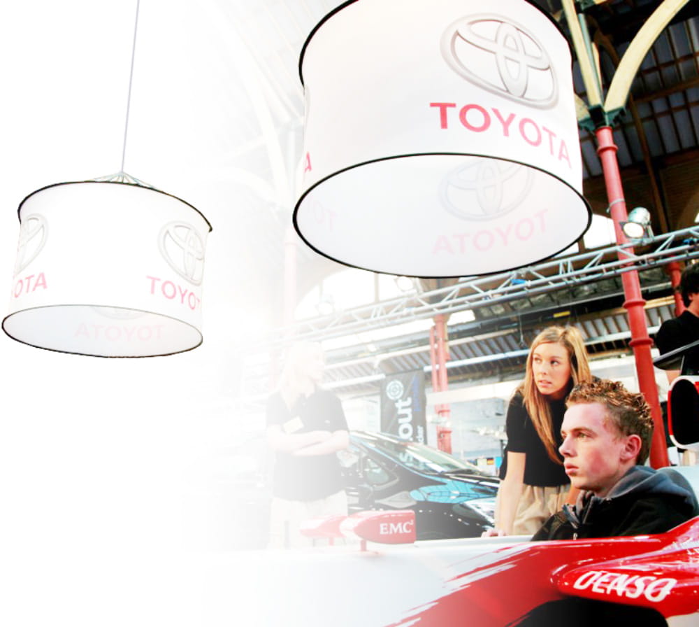 Deckenhänger Cylindrical Toyota 2, hängend in einer Event-Umgebung, mit Toyota-Logo.