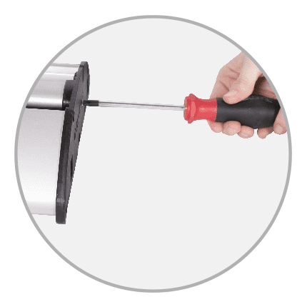 Detailansicht der Fixierschraube des Produkts Easywall Flex mit einem Schraubendreher in der Hand.