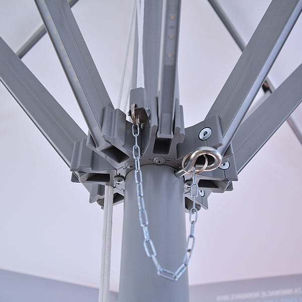 Detailansicht des Öffnungssystems des Sonnenschirms Expert mit grauen Komponenten und Kettenmechanismus.