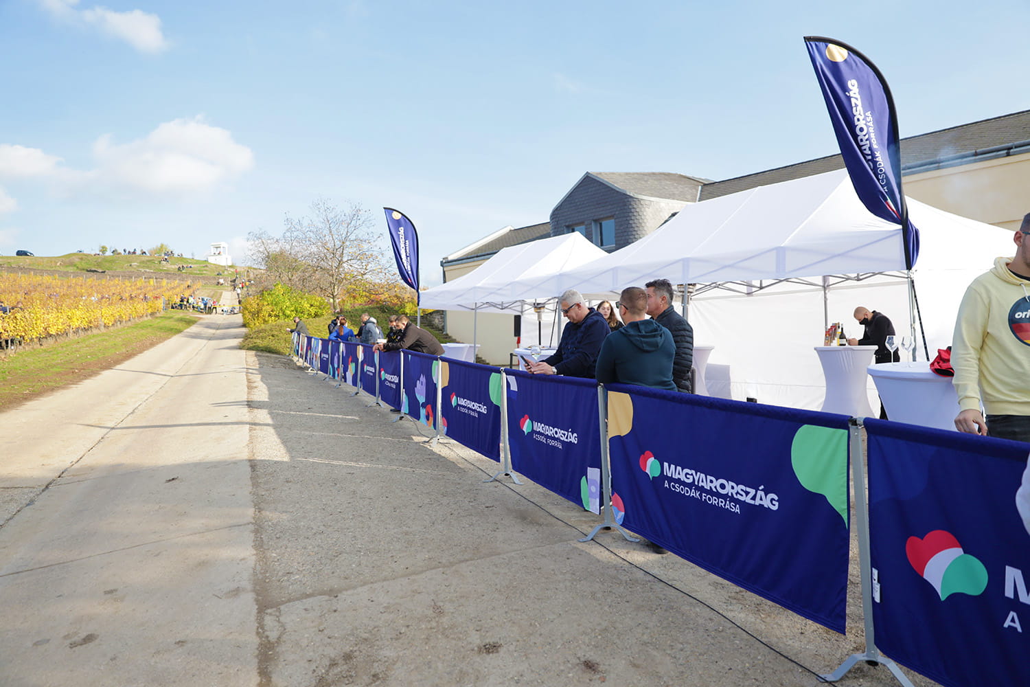 Veranstaltung mit Ständen und einer Rennsportbande Outdoor in einer Feldlandschaft.
