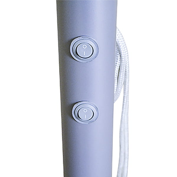 Zwei Lichtschalter am Mast des Sonnenschirms Expert, einer in der Position 'O' und der andere in der Position 'I'.