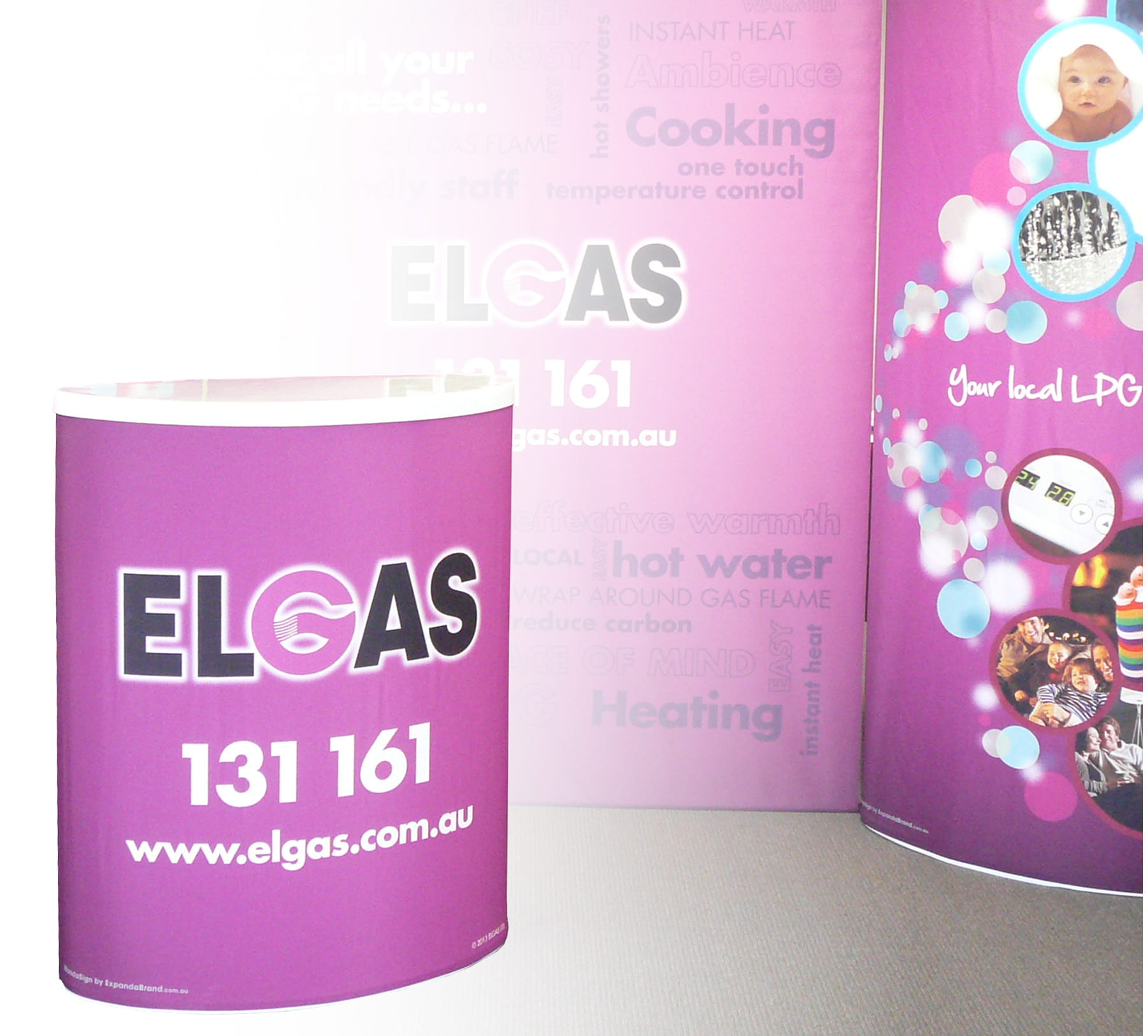 Runde Theke mit dem Produktnamen 'Easy 360 Theke Elgas' in lila, mit Informationen zu Gasdiensten und Kontaktdaten.