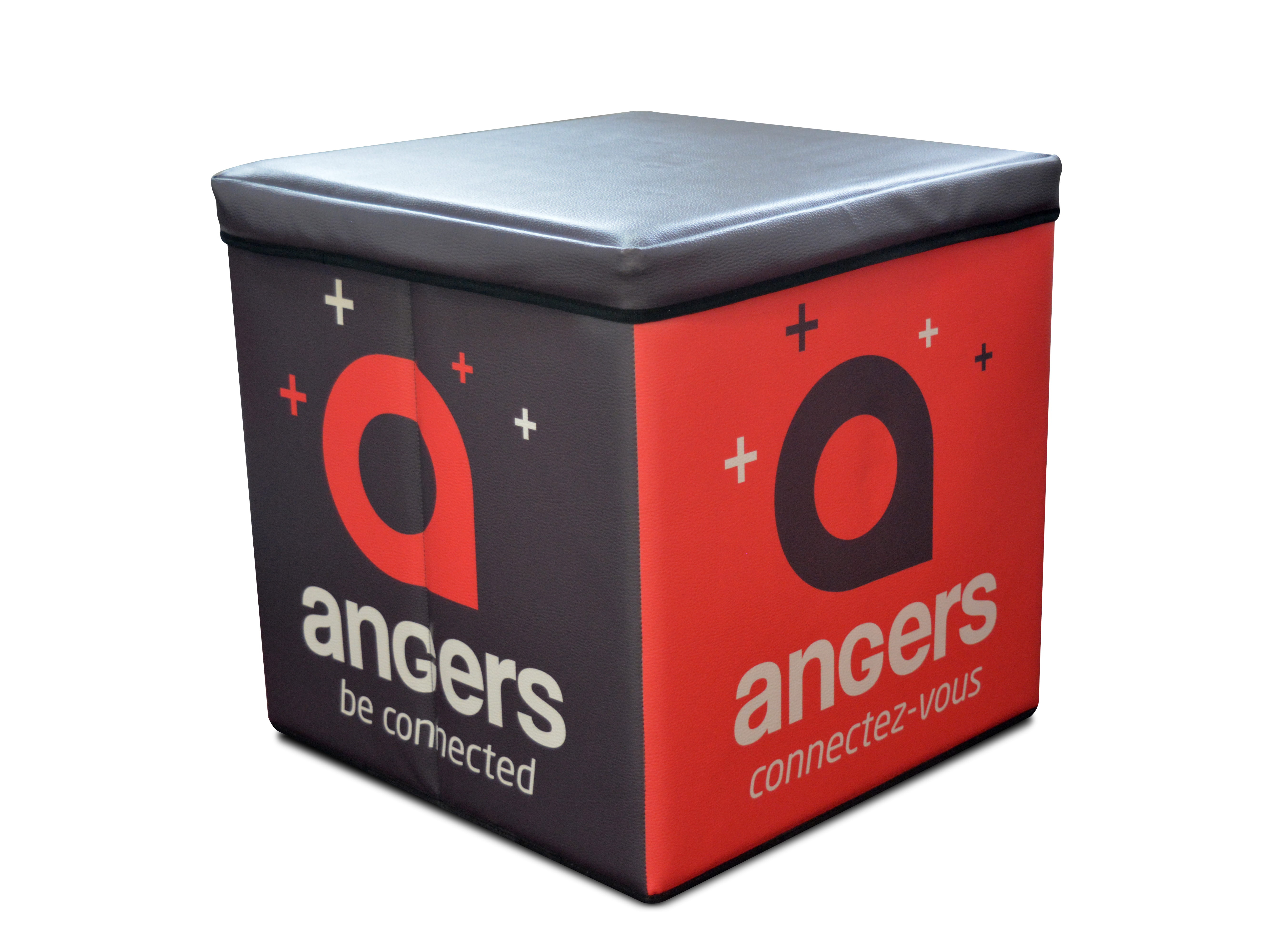 Faltbarer Sitzwürfel Origami 34 in Rot und Schwarz mit dem Logo 'angers' und den Slogans 'be connected' und 'connectez-vous'.