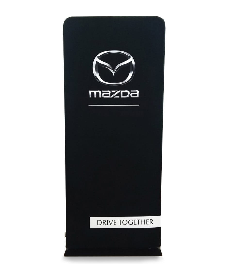 Stehende Werbetafel für das Produkt 'Easy Zip Mazda' mit dem Mazda-Logo und dem Slogan 'DRIVE TOGETHER'.