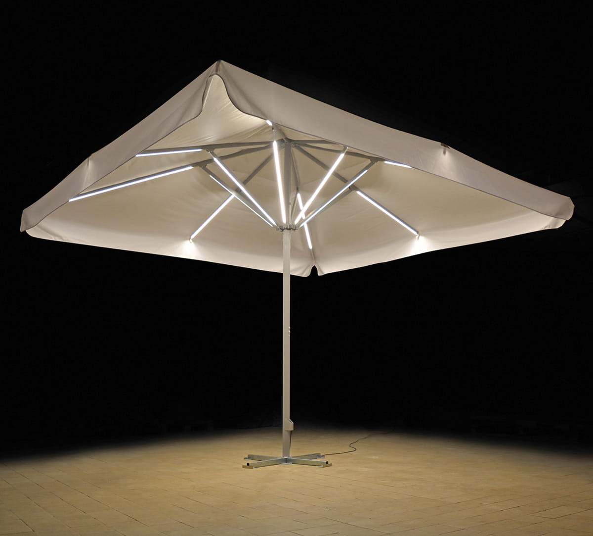 Rechteckiger Sonnenschirm mit LED-Beleuchtung, Marke ENTDECKER, auf einem beleuchteten Boden.