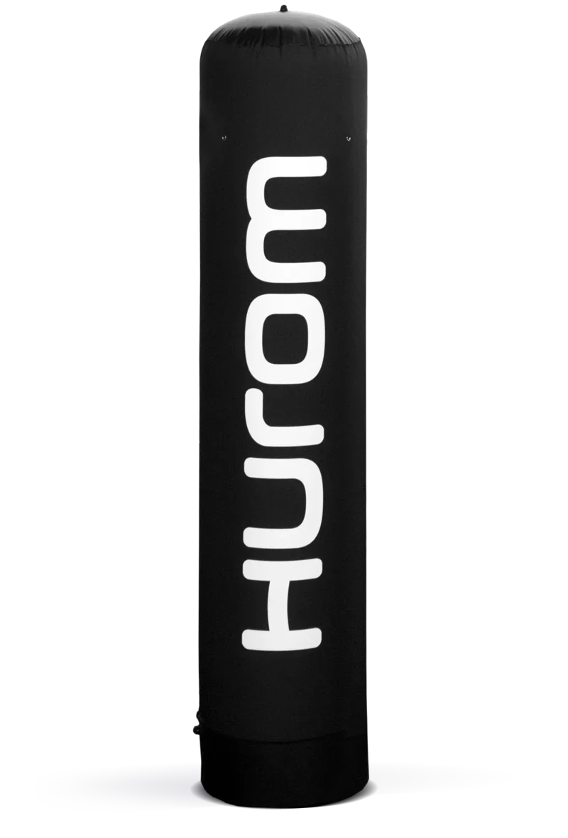 Schwarze Ventosäule mit dem Schriftzug 'Hurom' in Weiß.