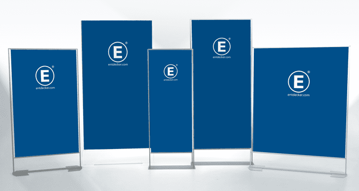 Größenvergleich von fünf Roll Up Easymag Ständen in verschiedenen Höhen, alle mit blauem Hintergrund und dem Logo von ENTDECKER.