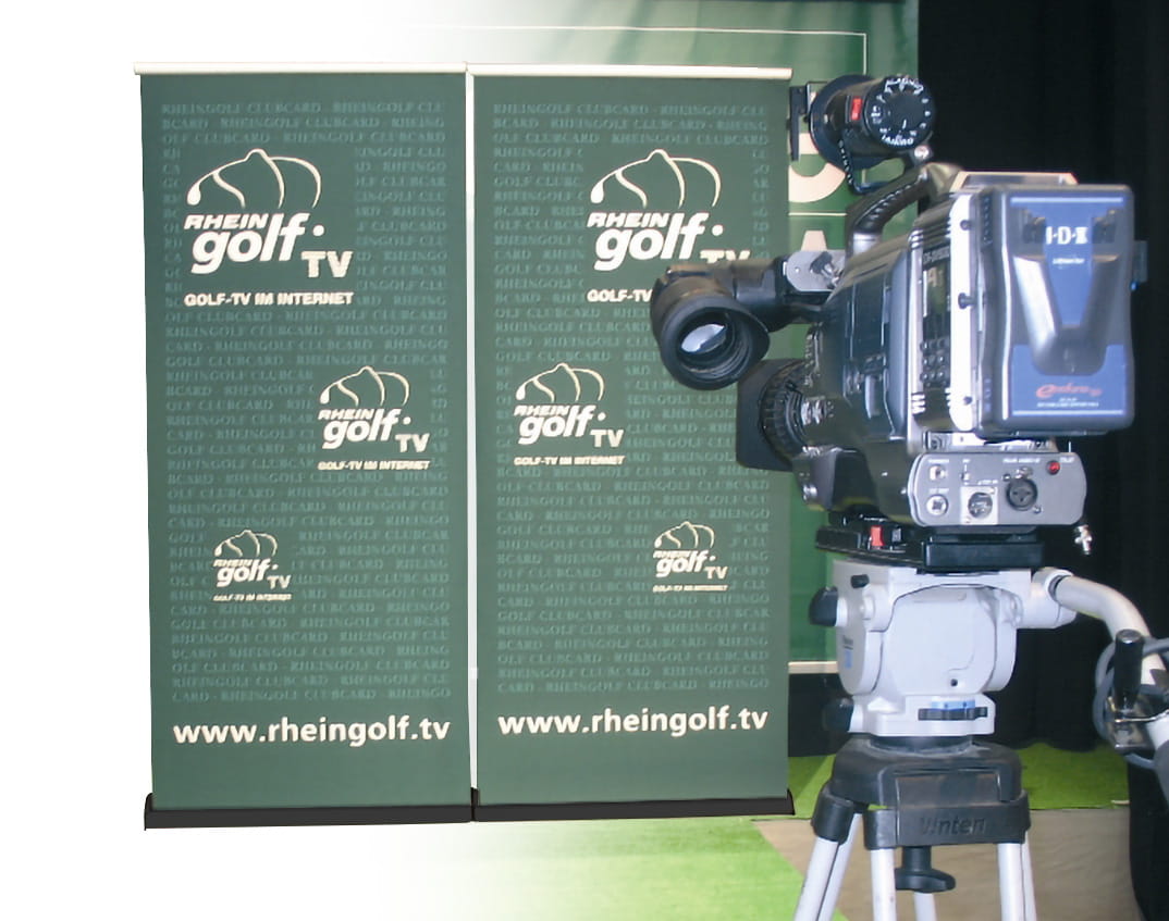 Roll-Up-Banner für Rhein Golf TV mit Logo und Website-Adresse, im Hintergrund eine Kamera.