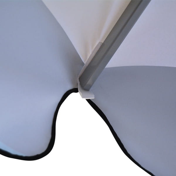 Detailansicht des Sonnenschirms Expert Stoff mit grauem und weißem Bezug und stabiler Halterung.